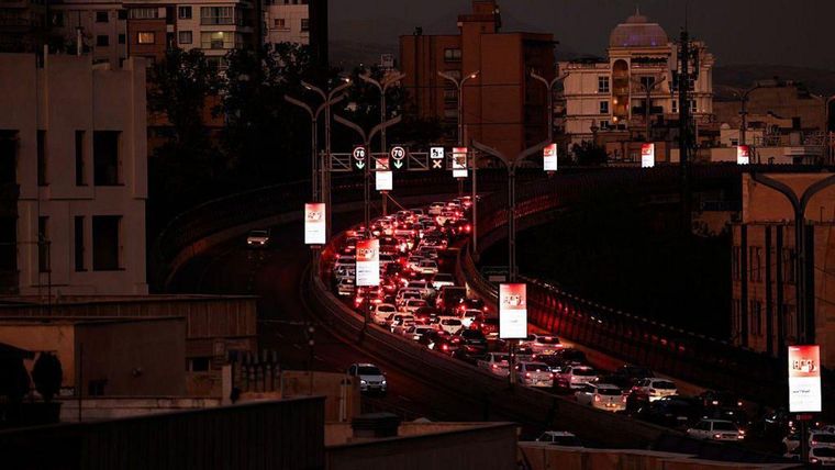 Largas filas de tráfico se extendieron a lo largo de las carreteras de Teherán.