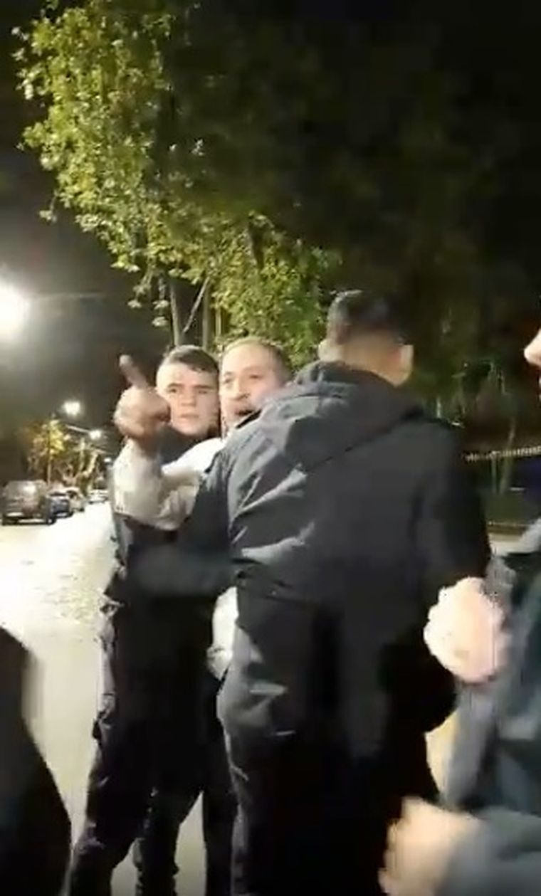 El hombre increpó a los efectivos de seguridad que habían detenido su marcha