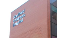 dolor en reino unido por la muerte de un bebe de 14 dias por covid-19