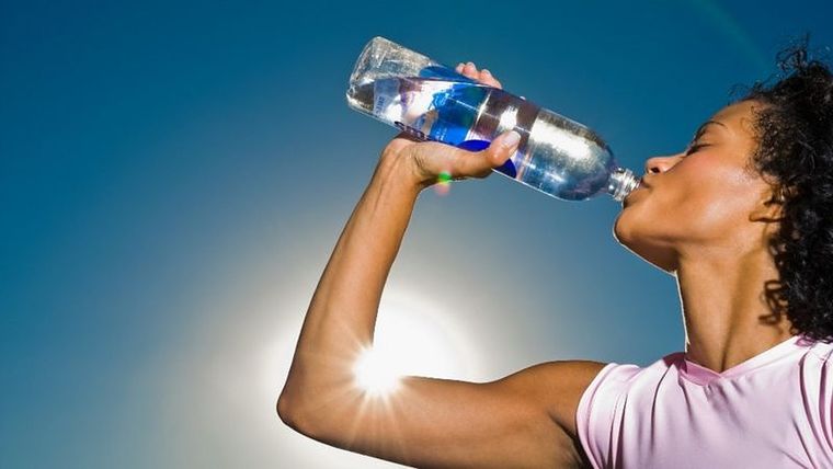Mantener el balance de agua en nuestro cuerpo es fundamental para nuestra salud. Foto: GETTY IMAGES