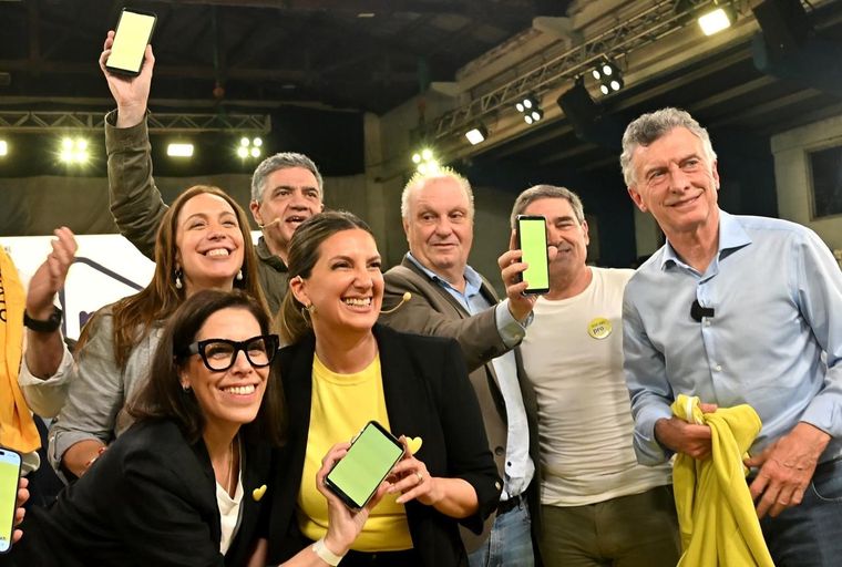 El equipo PRO en el cierre de campaña de Silvia Lospennato. Foto: Archivo MDZ