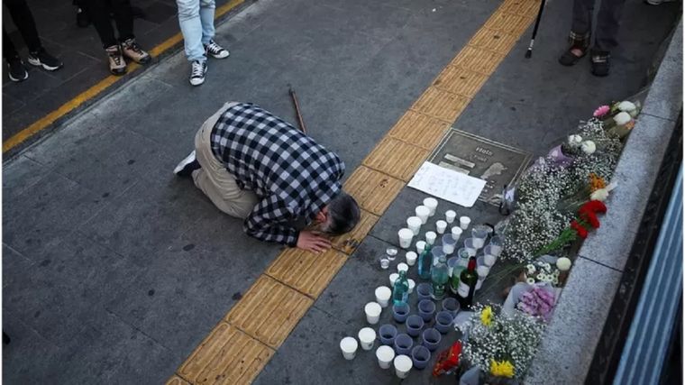 Una persona rinde homenaje a las víctimas cerca del lugar donde tuvo lugar la tragedia durante las festividades de Halloween, en Seúl. Foto: REUTERS