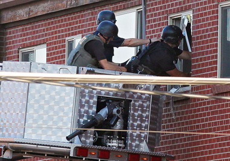 La policía en el departamento de Holmes. Foto: the huffington post