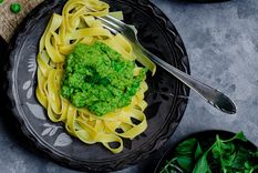 cocina italiana: como hacer estos deliciosos fettuccini al pesto ¡en 4 pasos!