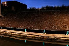 Tubos de luz de Glowee en el pueblo de Rambouillet. Foto: GETTY IMAGES