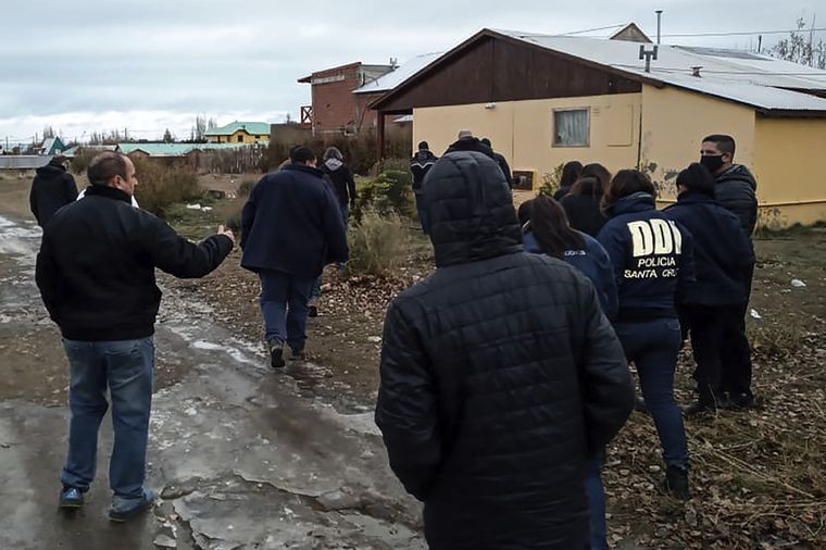 El momento que Fabián Gutiérrez fue encontrado muerto por la Policía de Santa Cruz en una vivienda de El Calafate.