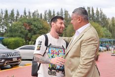 Claudio Tapia abraza a Lionel Messi tras la llegada en la última convocatoria. Foto: Noticias Argentinas