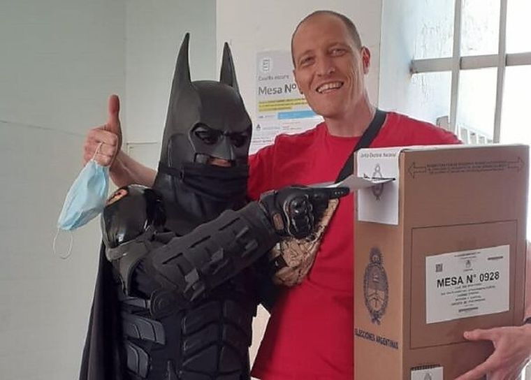Foto: CarlosPazVivo! El Batman solidario es una figura muy querida en Córdoba.