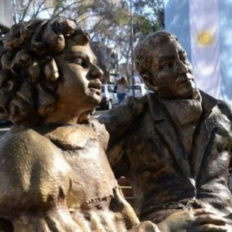 Vandalizan la estatua de San Martin junto a su hija Merceditas ubicada en la Alameda. Actualmente se encuentra en proceso de restauración. Foto: Archivo