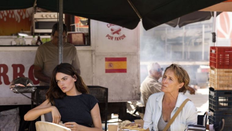 Cuenta una historia ambientada bajo el calor sofocante de un verano español. Cuenta una historia ambientada bajo el calor sofocante de un verano español.