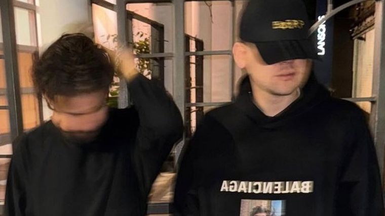 Bizarrap y la foto impresa en el buzo en la que aparece Ezequiel Ponce.