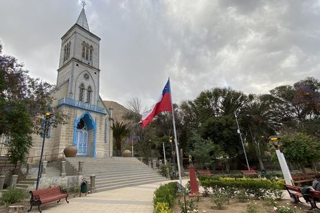 La iglesia de Pisco Elqui, uno de los puntos más emblemáticos del pueblo, rodeada de árboles y con la cordillera de fondo. La iglesia de Pisco Elqui, uno de los puntos más emblemáticos del pueblo, rodeada de árboles y con la cordillera de fondo.