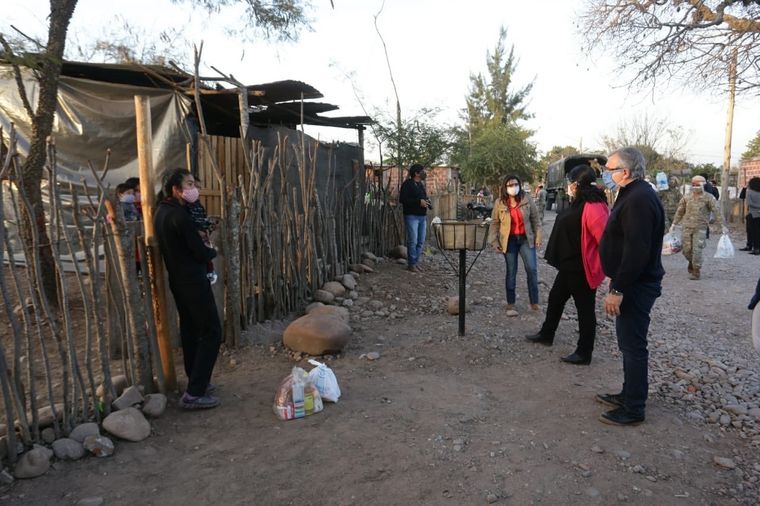 El gobernador de Jujuy, Gerardo Morales, durante un operativo realizado en una zona vulnerable. Foto: Twitter Gerardo Morales