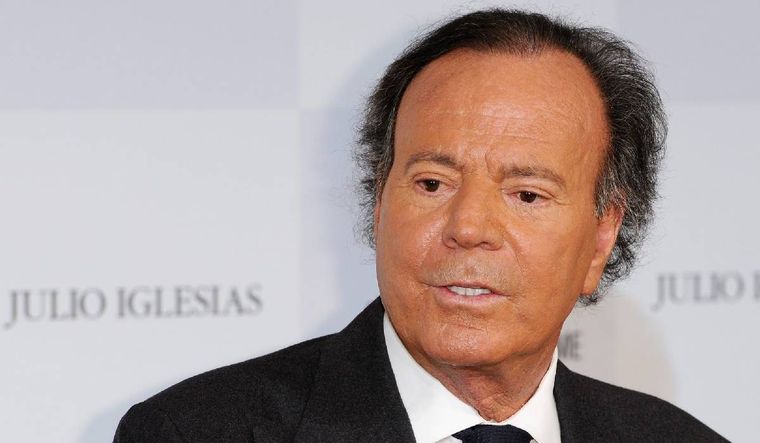 Julio Iglesias se encuentra muy complicado.