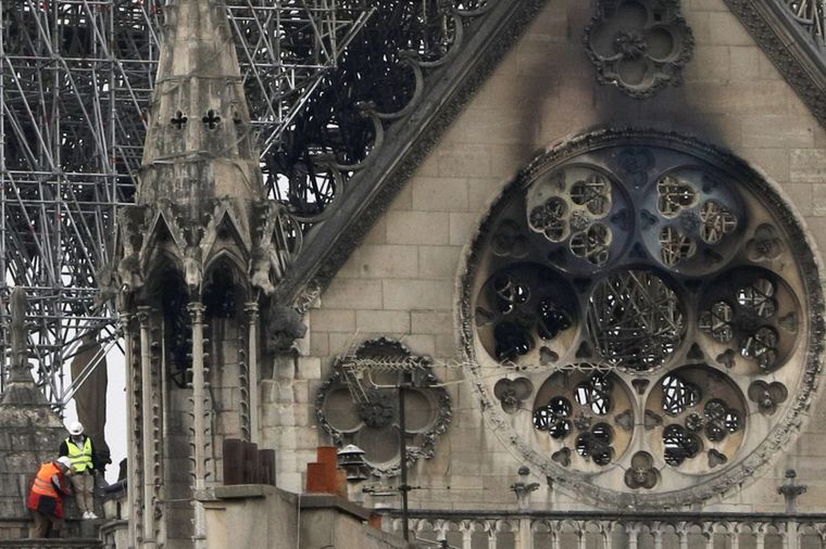 Un incendio destruyó buena parte de notre dame.