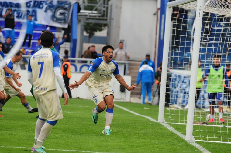 Una tarde redonda para el goleador. Nahuel Ulariaga marcó el 1-0 de Godoy Cruz y asistió a Poggi para el 2-0 ante Acassuso.