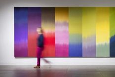 Las obras de Ptolomeo Mann en textiles tejidos exploran combinaciones de colores inusuales.