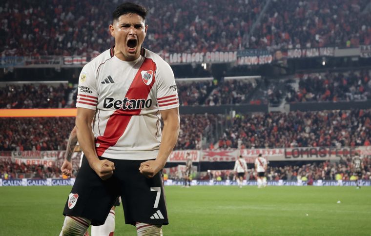 Maxi Salas convirtió el 2-1, debutó con gol y lo festejó con todo. 