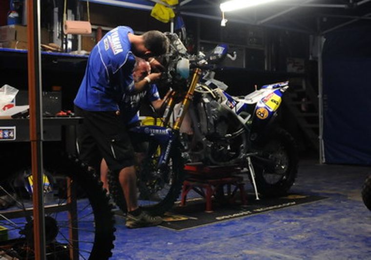 Milimétricamente. Así, revisa su moto uno de los mecánicos Foto: Alf Ponce / MDZ