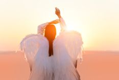 El ángel despliega luz sobre las personas. Foto: Fuente: Shutterstock