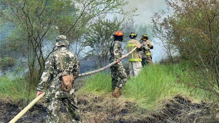 El incendio es cubierto por personal de la Fuerza Aérea de Paraguay.&nbsp;