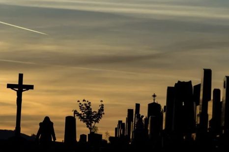 Varias decenas de tumbas han sido profanadas en Austria, el robo sería el motor. Foto Efe Varias decenas de tumbas han sido profanadas en Austria, el robo sería el motor. Foto Efe