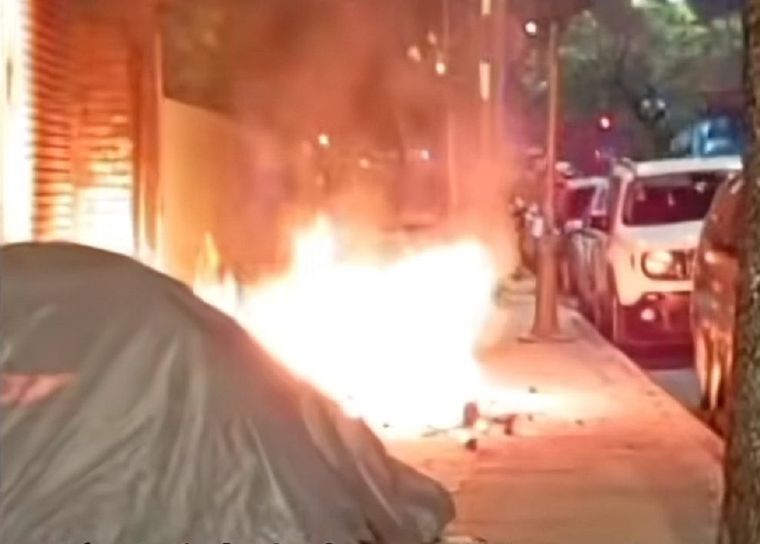 Incendiaron una carpa afuera del estadio Velez. Foto: Redes sociales