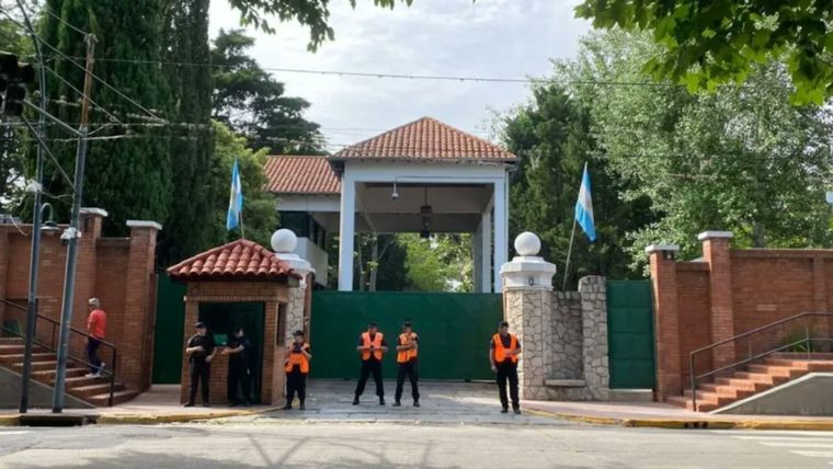 En diciembre un soldado fue hallado con un disparo en la cabeza efectuado con un arma larga en la Quinta de Olivos. En diciembre un soldado fue hallado con un disparo en la cabeza efectuado con un arma larga en la Quinta de Olivos.