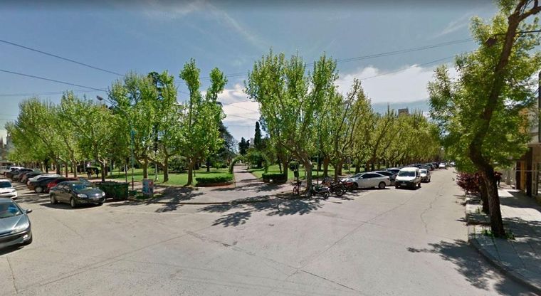 La plaza de la ciudad bonaerense de Luján donde encontraron a la joven.