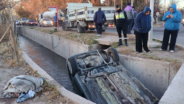 Las mujeres y el niño salieron del canal con ayuda de personal municipal y vecinos que se encontraban en la zona del canal.