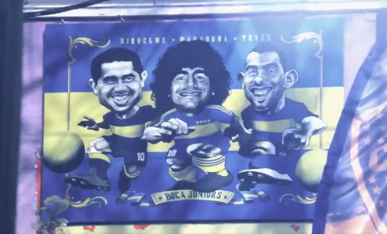 Román, Maradona y Tevez, ídolos del club, en un mural del barrio.