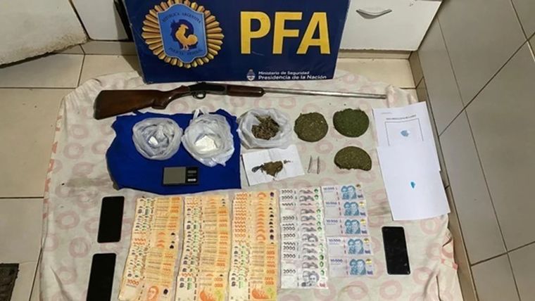 Se secuestraron numerosas dosis de cocaína, marihuana y una escopeta.  Foto: NA