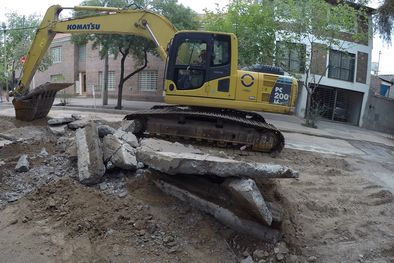 MDZol | Los caños rotos son parte del paisaje urbano de Mendoza. Hay casi un trabajo de arqueología para descubrir los problemas. Foto: ALF PONCE MERCADO / MDZ