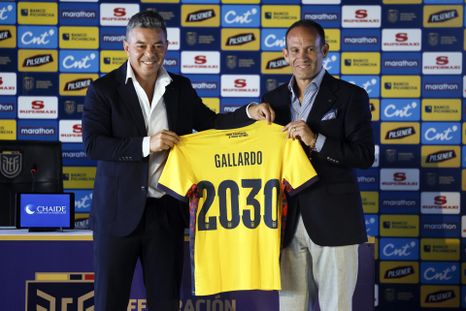 Marcelo Gallardo junto a Francisco Egas, presidente de la Federación Ecuatoriana de Fútbol (FEF).