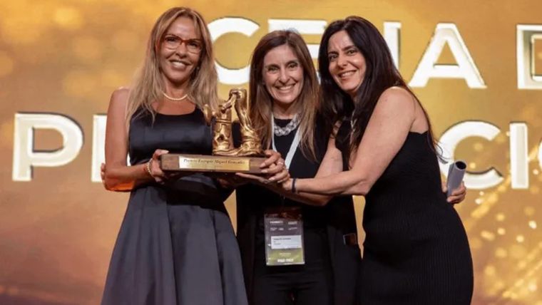 La abogada argentina Sonia Delgado recibió el premio a la Mujer Minera 2025 por su rol de conducción del Proyecto Hualilán, de la australiana Challenger Gold.&nbsp;&nbsp;