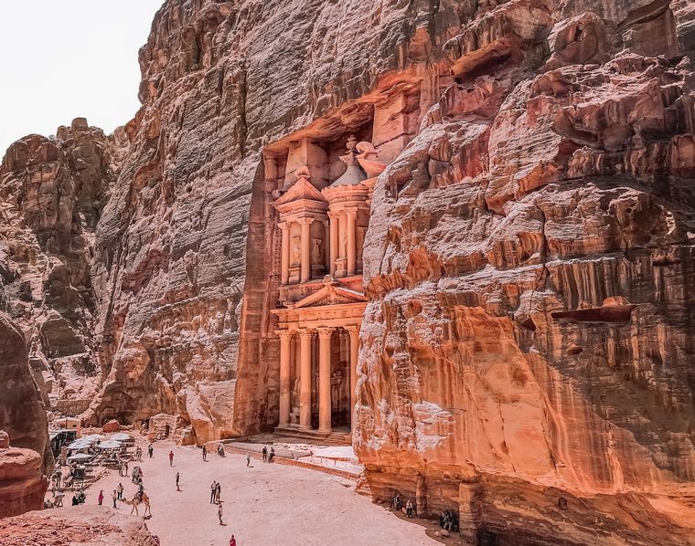 Petra es una ciudad arqueológica famosa en el desierto, al sudoeste de Jordania. Fundada alrededor del 300 a. C. Foto: Shutterstock