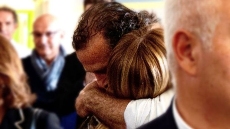 El abrazo de Meloni con Luca Signorelli, el héroe de Módena.