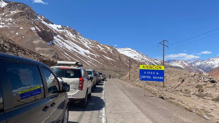El Paso Cristo Redentor nuevamente sufrió demoras este fin de semana. Foto: MDZ