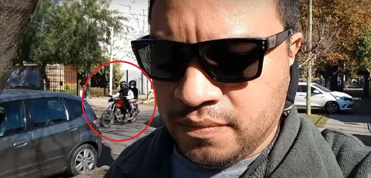 El hombre comenzó grababa un video y en ese momento se acercaron dos motochorros Foto: Canal de Youtube: Marcelo Muñoz