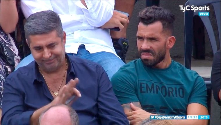 Daniel Angelici y Carlos Tevez, juntos en la Copa Davis. Foto: Captura de TyC Sports