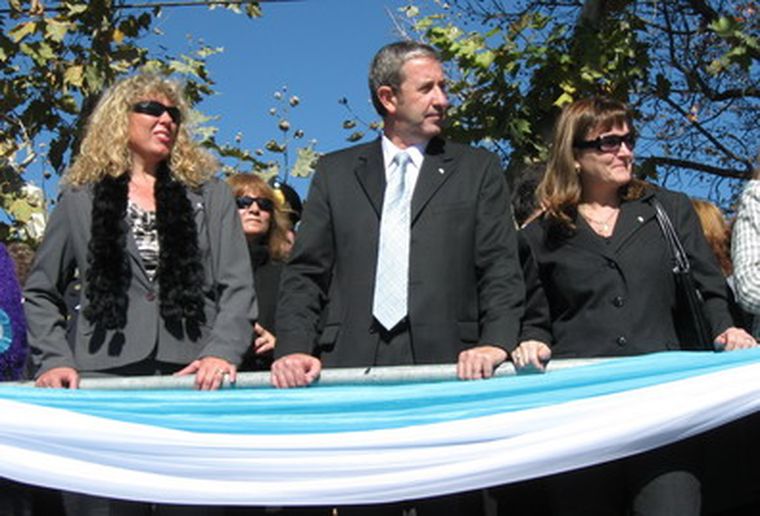 Cobos presidió el acto del Bicentenario en tierras del intendente Abed.