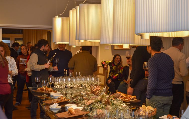 Los invitados disfrutaron de un exquisito ágape que incluyó tapeos, sándwiches y choripanes gourmet, maridados con los elegantes vinos de Terrazas de los Andes. Los invitados disfrutaron de un exquisito ágape que incluyó tapeos, sándwiches y choripanes gourmet, maridados con los elegantes vinos de Terrazas de los Andes.