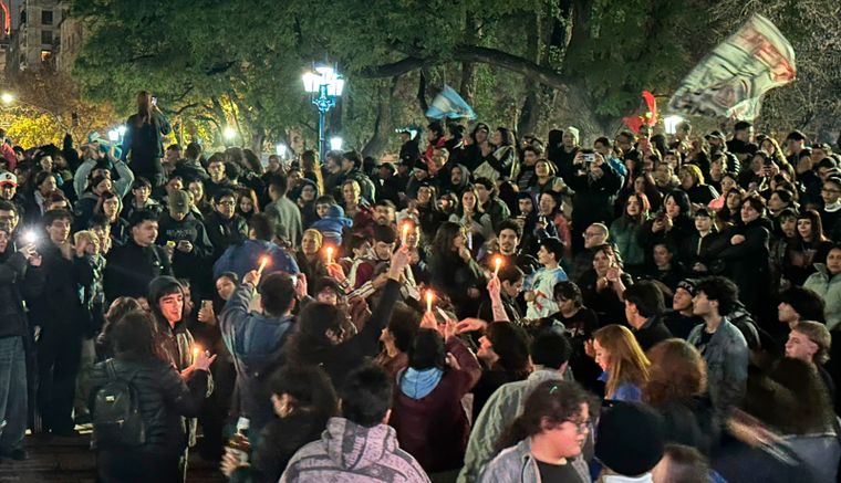 Un gran grupo de personas se reunió en la Plaza Independencia. Un gran grupo de personas se reunió en la Plaza Independencia.
