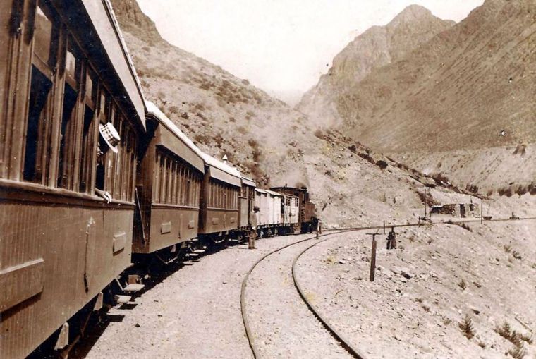 El Tren Trasandino atravesando nuestra montaña mendocina. Foto Dominio Público El Tren Trasandino atravesando nuestra montaña mendocina. Foto Dominio Público