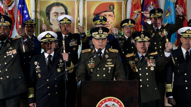 El nombre de los Soles surgió en alusión a las estrellas que llevan los generales venezolanos en sus uniformes.