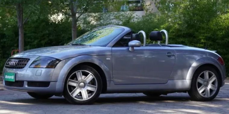 Impecable: el deportivo conserva su pintura original y detalles de alta calidad en aluminio. Impecable: el deportivo conserva su pintura original y detalles de alta calidad en aluminio.