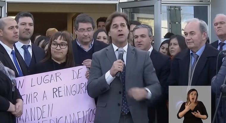 El presidente de Uruguay, Luis Lacalle Pou, invitó a una manifestante a mostrar su cartel de protesta.