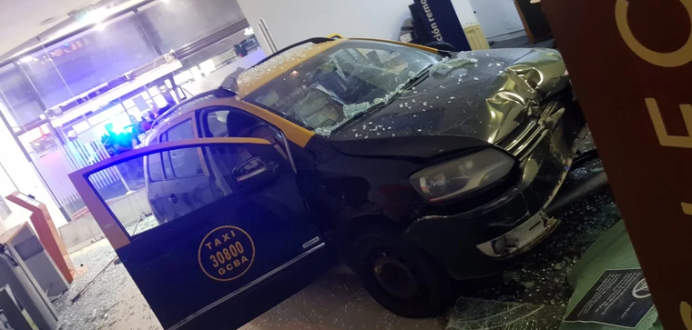 Taxi terminó dentro de un banco tras un choque Foto: NA