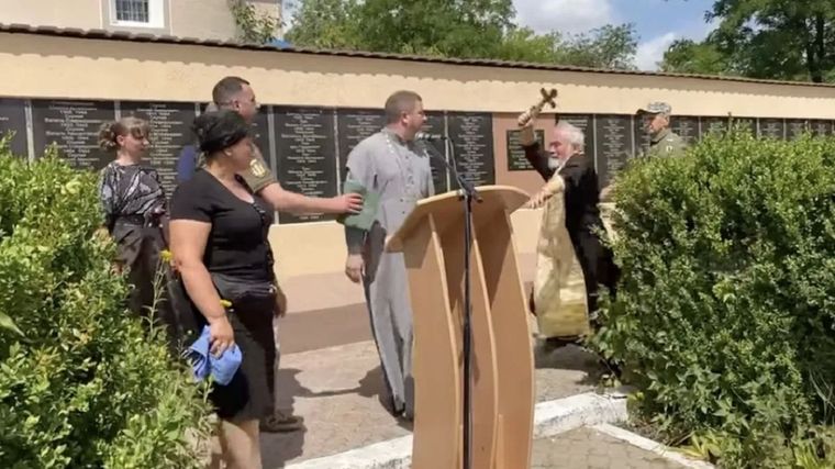 Un sacerdote ortodoxo ruso golpeó con un crucifijo a otro ucraniano.