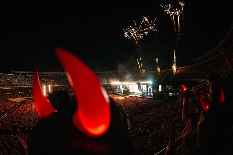 Los cuernos de AC/DC iluminaron de rojo todo el estadio. Los cuernos de AC/DC iluminaron de rojo todo el estadio.